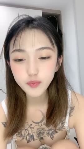 精致玫瑰纹身顶级嫩妹新人小姐姐，白皙美乳完美蜜桃臀，浴室洗澡湿身诱惑，超近距离特写，掰穴翘起双腿